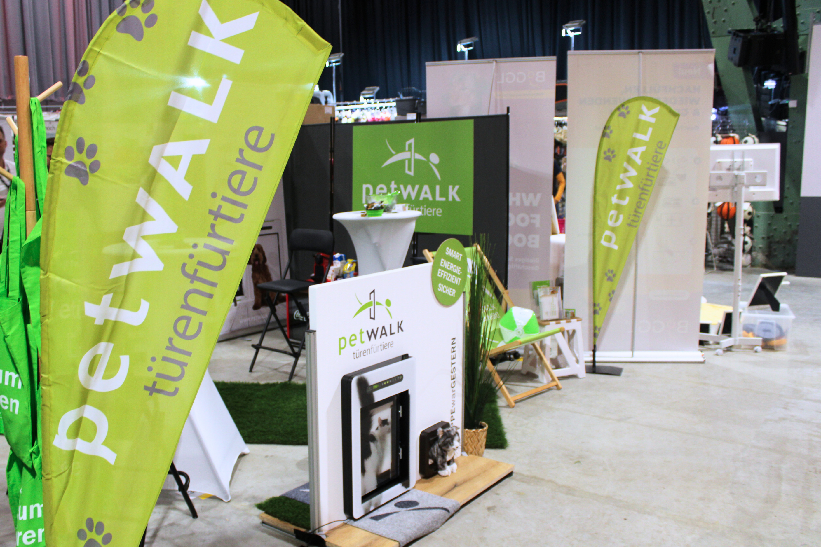 petWALK Messestand in München mit der Medium Tiertüre