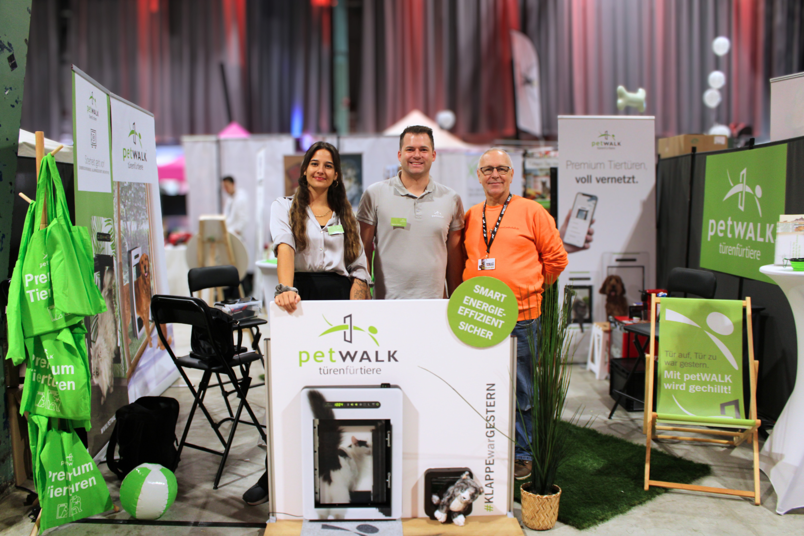 petWALK Messestand in München mit der Medium Tiertüre und Ralf, Patrick und Janine