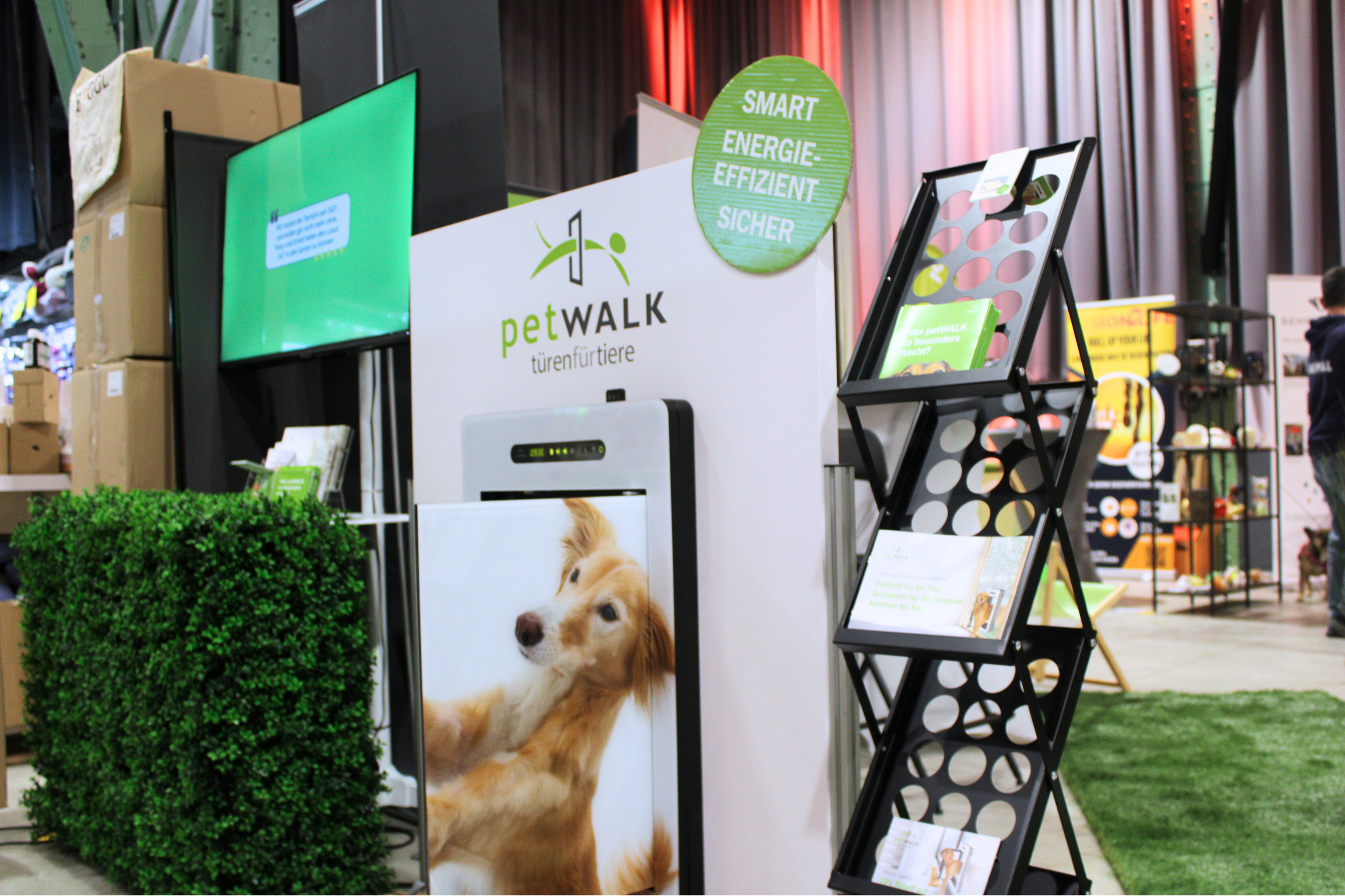 petWALK Messestand in München mit der Large Tiertüre