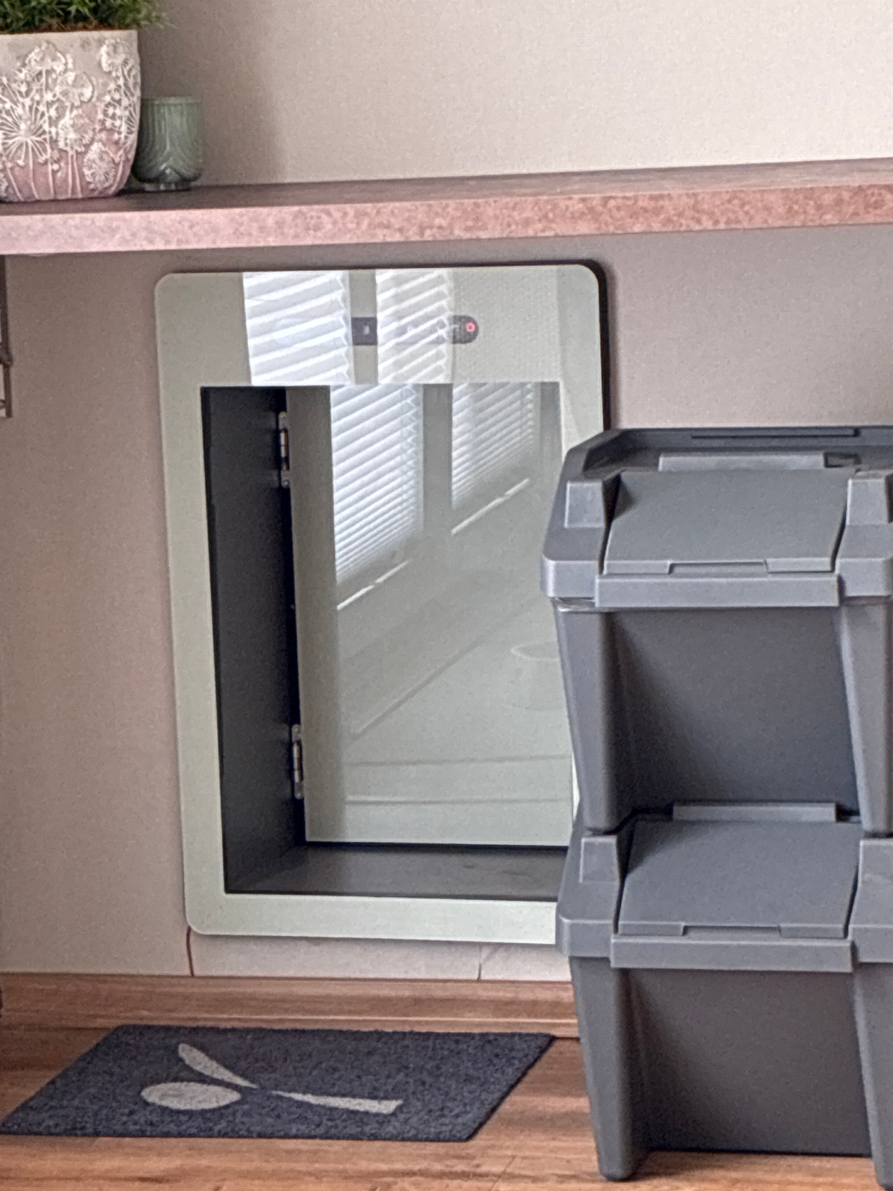 Kundenfoto: petWALK Tiertüre in Wand verbaut